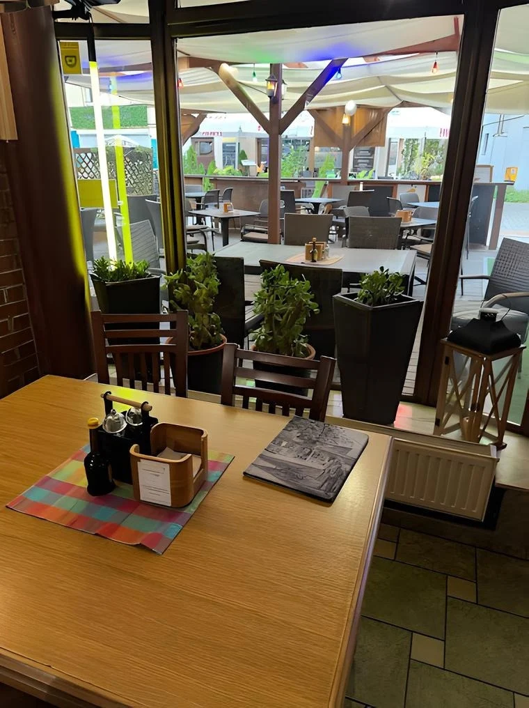 Foto: Tisch mit Blick in den Garten