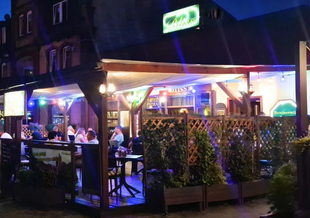 Foto: Restaurant und Garten am Abend